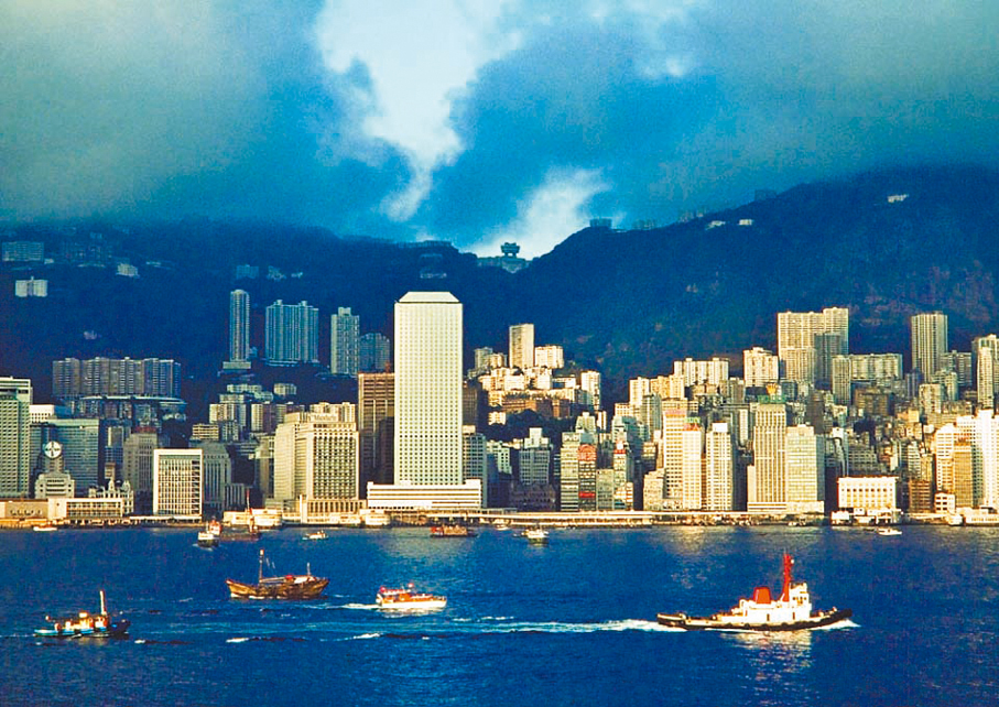 ●這幅約1973年拍攝的照片中可看到怡和大廈。   攝影師：布萊恩·布雷克