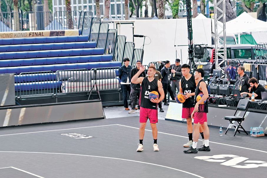 ●「Team Hong Kong」賽前備戰，文俊浩（右一）指查華斯（左）的加盟讓球隊凝聚起來。