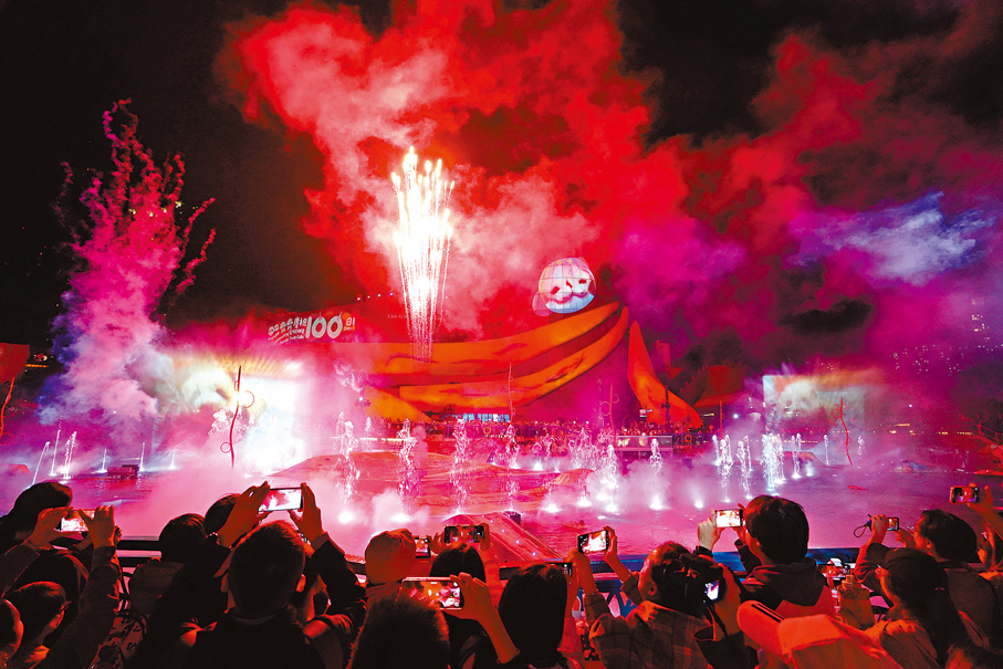 ●園方上演大熊貓主題的「光影盛夜」多媒體表演。 香港文匯報記者曾興偉  攝