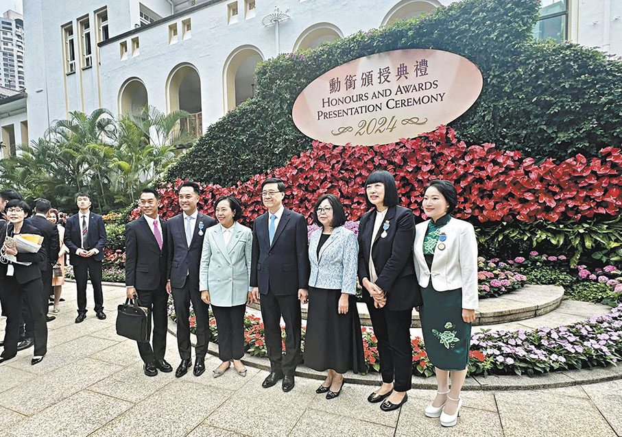 ●李家超和太太與參與典禮人士在禮賓府合照。 Fb圖片