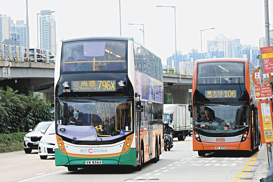 ●香港三大專營巴士提出遠高於通脹的票價加幅，民眾譁然。 香港文匯報記者北山彥  攝
