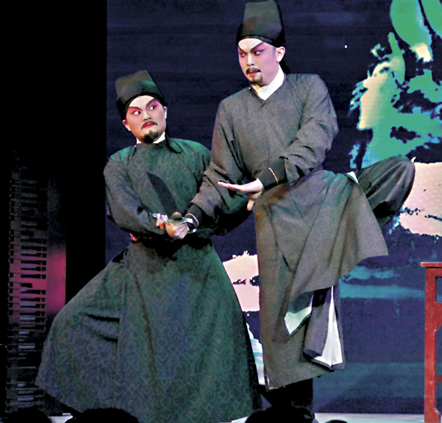 ●杜詠心和黃成彬都熱愛粵劇並經常合作，在《狄仁傑之黑狐曲》中，更大演南派武藝。