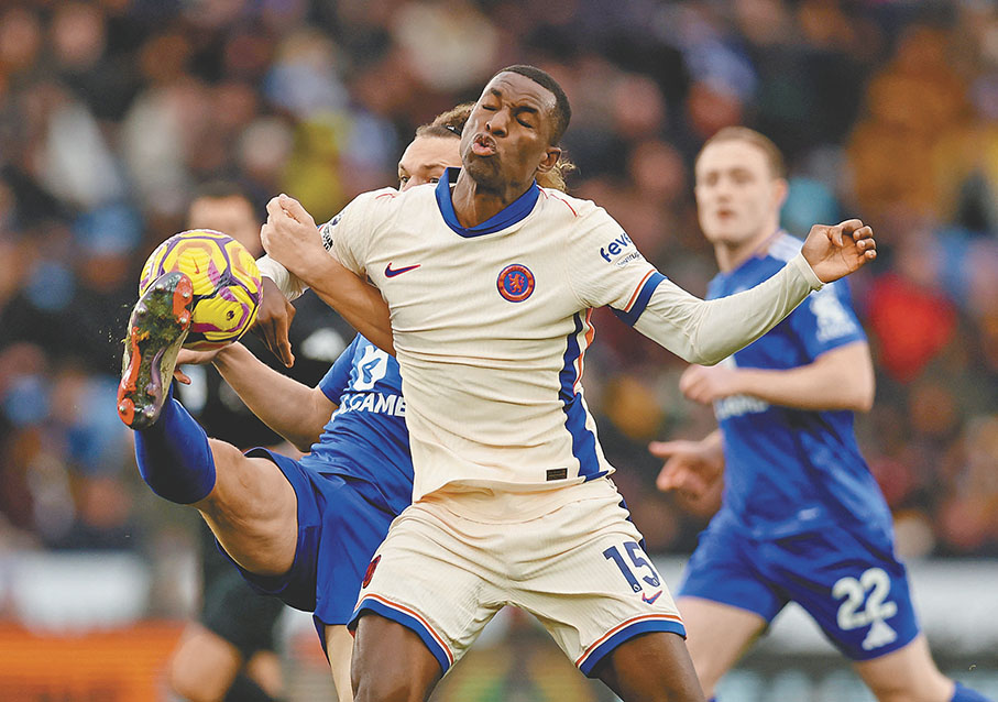 ●尼高拉斯積遜（中）遭攔截。  路透社