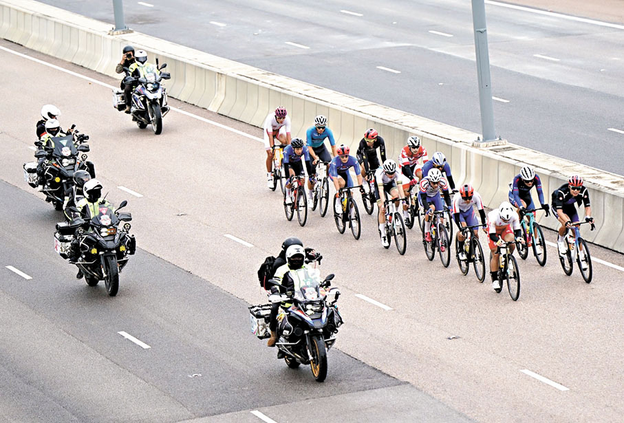 ●2024粵港澳公路單車賽暨第十五屆全國運動會公路單車測試賽昨日舉行，賽程跨越港珠澳三地，整體運作暢順。香港文匯報記者郭正謙  攝