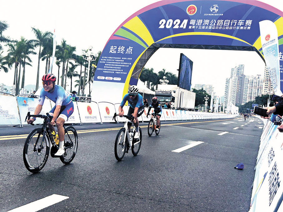 ●香港選手劉允祐（中）衝刺通過終點。香港文匯報記者敖敏輝 攝