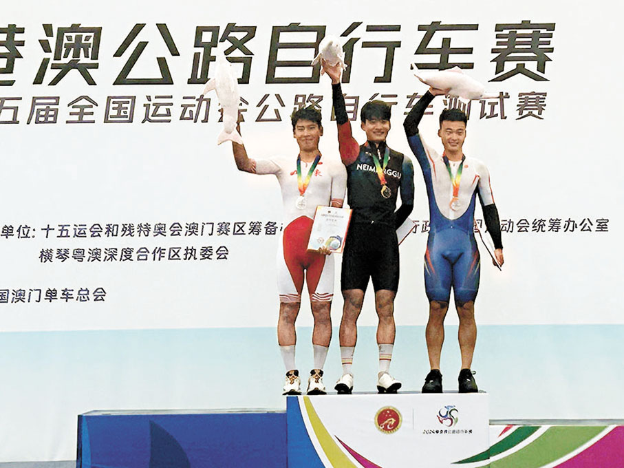 ●獲得冠亞季軍的三位選手在領獎台上慶祝。香港文匯報記者敖敏輝 攝