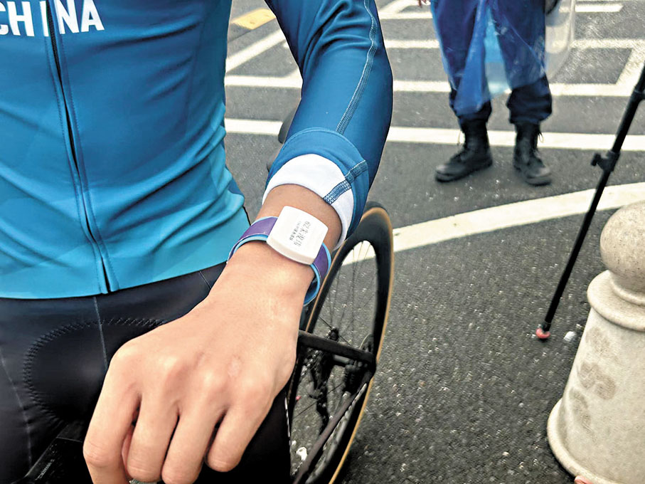 ●運動員戴上植入芯片的運動手環。香港文匯報記者敖敏輝 攝