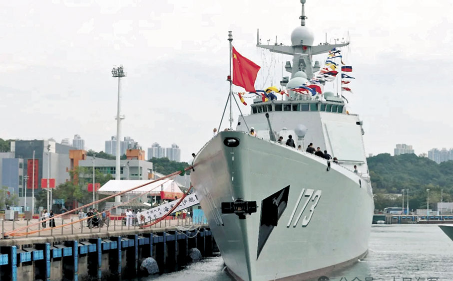 ●靠泊在碼頭迎接參觀人群的長沙艦。