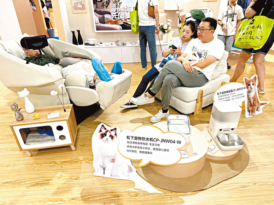 ●第26屆亞洲寵物展松下展台模擬人寵共居的家庭場景。