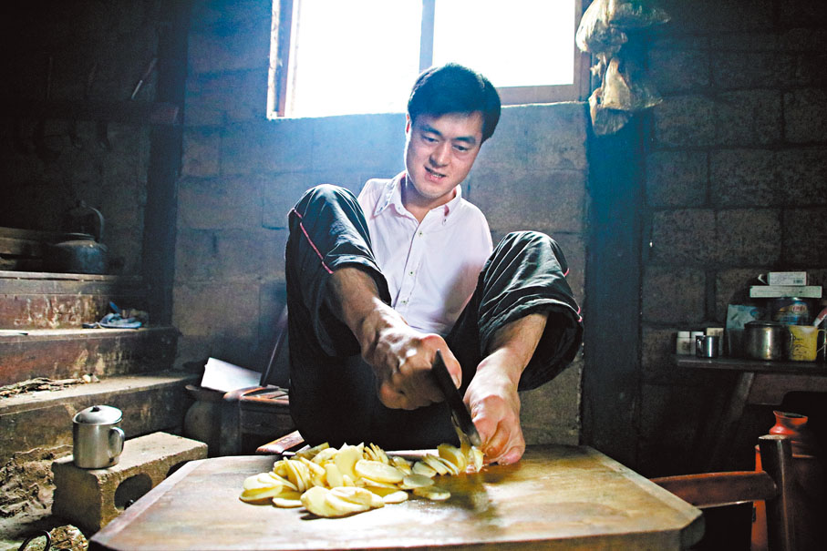 ●土豆切片是很輕鬆的事情。香港文匯報武漢傳真