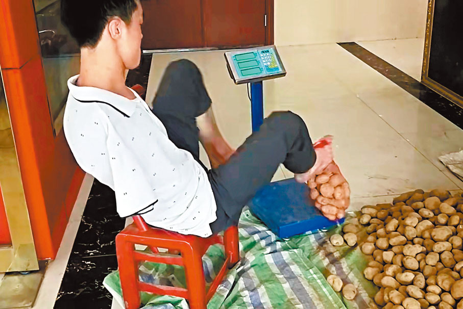 ●打包過秤。視頻截圖