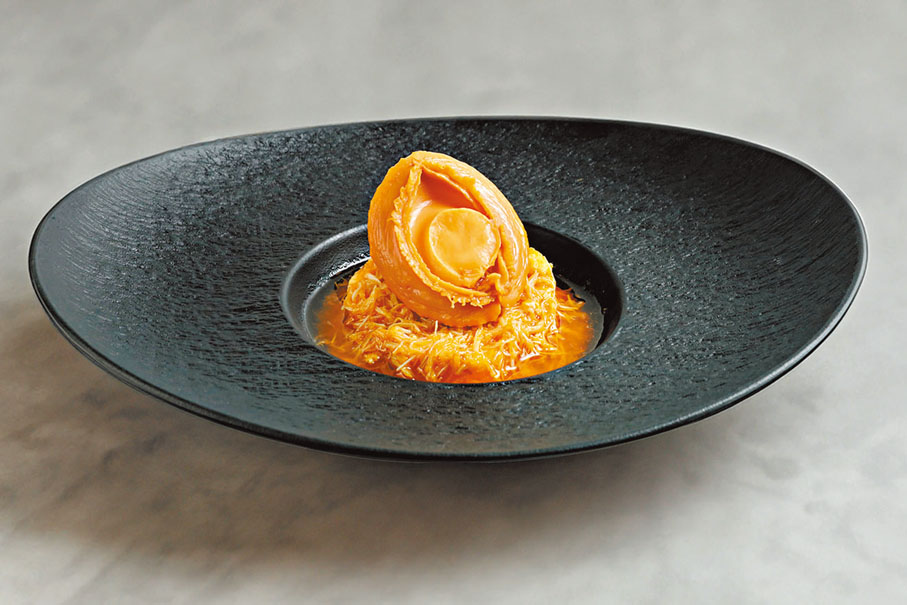 ●生扣六頭鮑魚炆山藥伴蟹黃