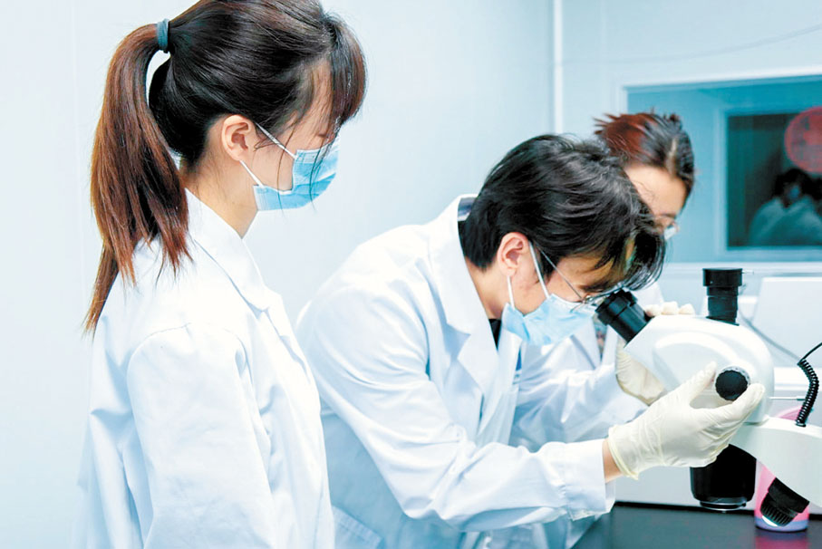 ●吳夢瑤（左一）團隊已成功開發設計並合成了一種新型抗糖口服肽，可以低成本生產，並用於治療II型和I型糖尿病。 受訪者供圖