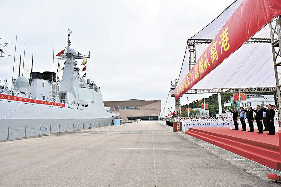 ●香港特區政府、南部戰區和駐香港部隊在昂船洲軍港碼頭為海軍艦艇編隊舉行歡送儀式。