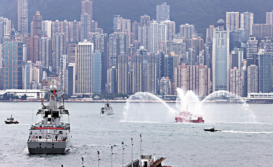 ●香港特區消防船為起航返回廣東湛江的海軍艦艇編隊行「水門禮」。 新華社