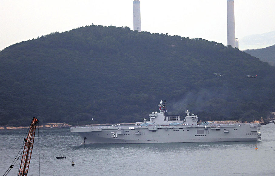 ●中國海軍海南艦及長沙艦組成的編隊，昨日結束5天訪問行程離港。 香港文匯報記者萬霜靈  攝