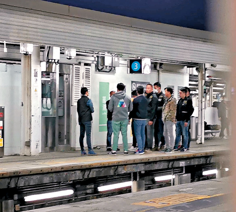 ●圖為羅湖站爆炸案當日，探員在羅湖站3號月台調查。  資料圖片