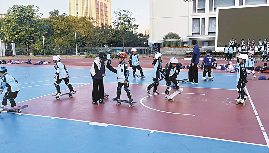 ●滑板運動進入南寧市小學教學實踐，讓更多小學生接觸到滑板運動。 香港文匯報廣西傳真