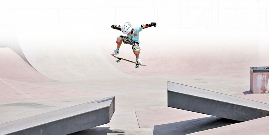 ●廣西一名兒童在專業場地內進行滑板練習。 香港文匯報 廣西傳真