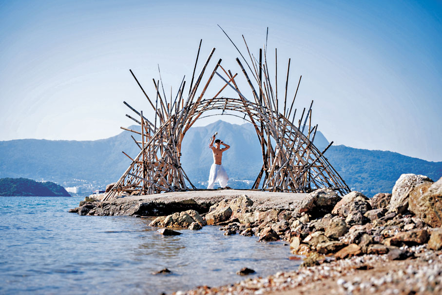 ●選址鹽田梓舊碼頭的《流 穿越》由鹽田梓第九代村民陳振星團隊打造。 資料圖片