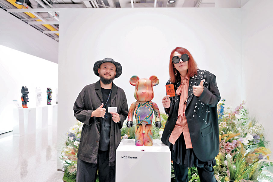 ●MCZ_Thomas（左）與MEDICOM TOY行政總裁赤司竜彥合作聯乘藝術。