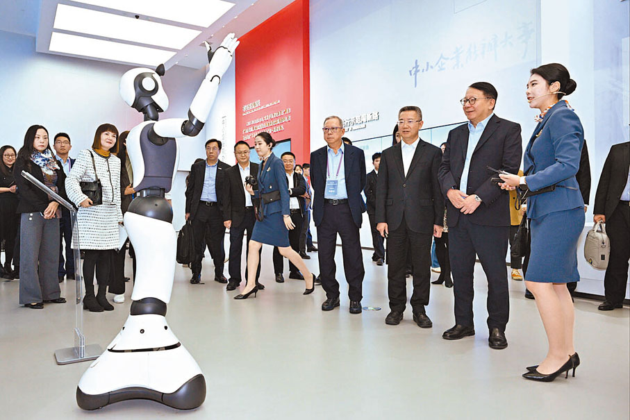 ●代表團昨日參觀廣州開發區規劃展示館。