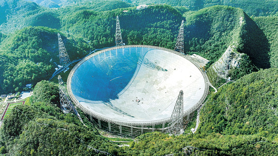 ●「中國天眼」FAST發現脈衝星數量已突破1,000顆，超過同一時期國際其他望遠鏡發現脈衝星數量的總和。 這是9月25日拍攝的「中國天眼」全景（無人機照片，維護保養期間拍攝）。   新華社