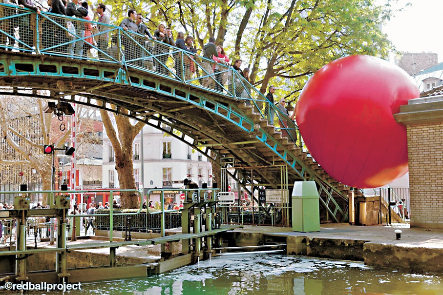 ●紅球自2001年起遊歷世界融入每個城市角落，下月登陸香港。圖為紅球現身世界各地的情景。RedBall Project官網圖片