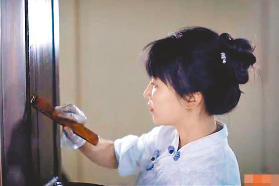 ●李子柒在首個回歸視頻「紫氣東來」中製作漆藝櫃。    網絡圖片