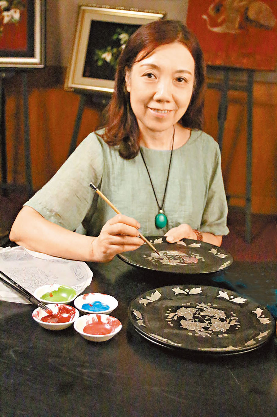 ●談起李子柒學習非遺的態度，漆藝傳承人尹利萍讚不絕口。 香港文匯報成都傳真