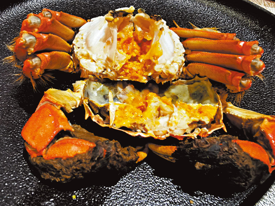 ●清蒸江蘇大閘蟹（每位公蟹乙隻，每隻約重六両）很多膏。