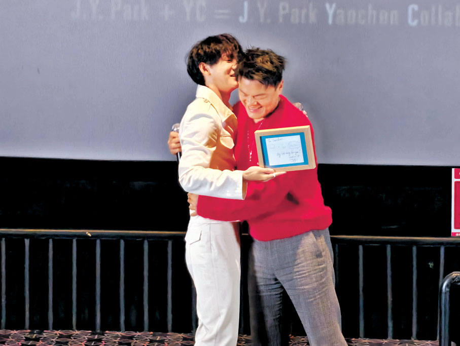 ●姚琛獲朴振榮擁抱打氣。 蘇雨潤 攝