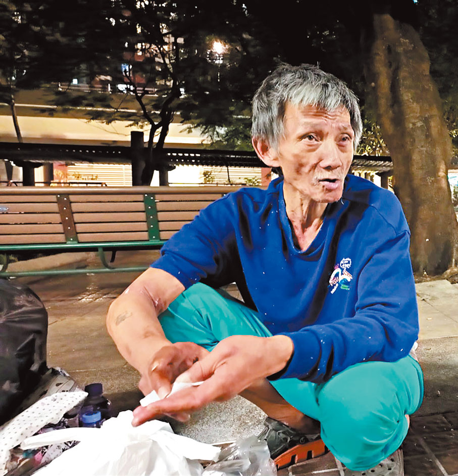 ●阿強因不堪板間房木虱困擾而選擇露宿。香港文匯報記者廣濟 攝
