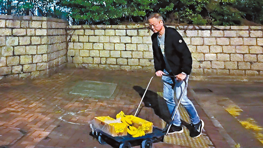 ●義工洪先生常常在收工後的夜晚犧牲與家人相處時間，在社區內做義工。 香港文匯報記者廣濟 攝