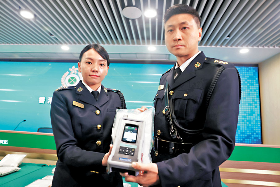 ●海關展示已於各口岸配置的拉曼光譜分析儀。香港文匯報記者劉友光  攝