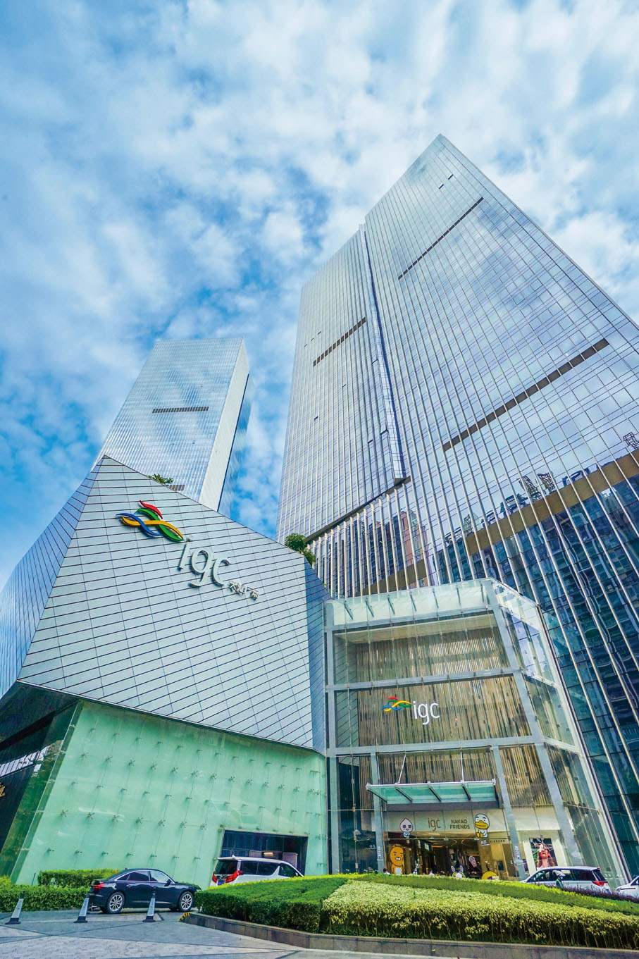 ●天匯廣場總樓面面積約500萬平方呎，包括大型購物商場、五星級酒店、優質寫字樓及高級服務式公寓天鑾。