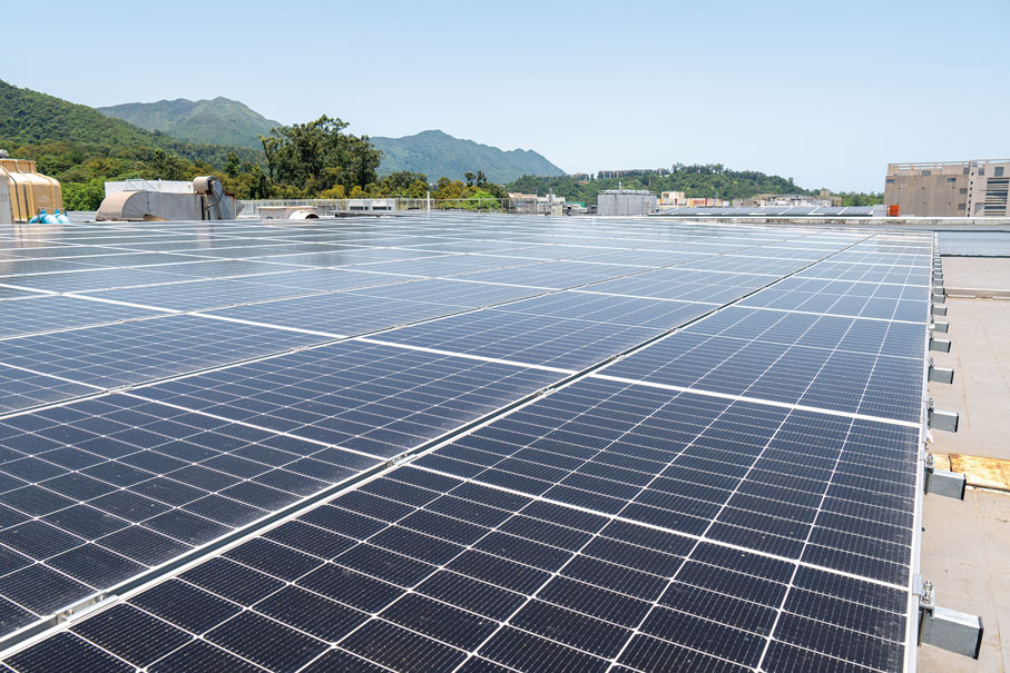 ●李錦記香港總部的廠房頂部設有光伏發電系統，每年節省的電力可為約3,300輛電車充電。