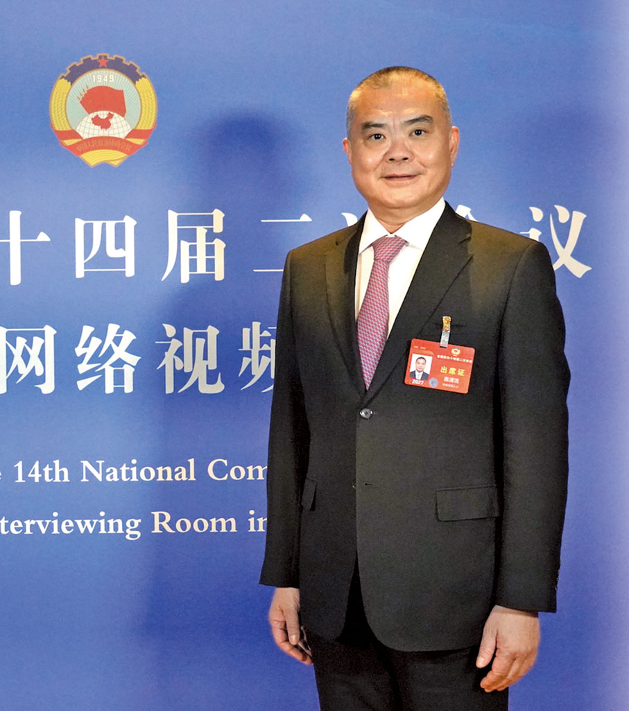 ●施清流注重實踐，深入調查研究，為國家發展積極建言獻策。圖為他今年三月出席全國政協十四屆二次會議。