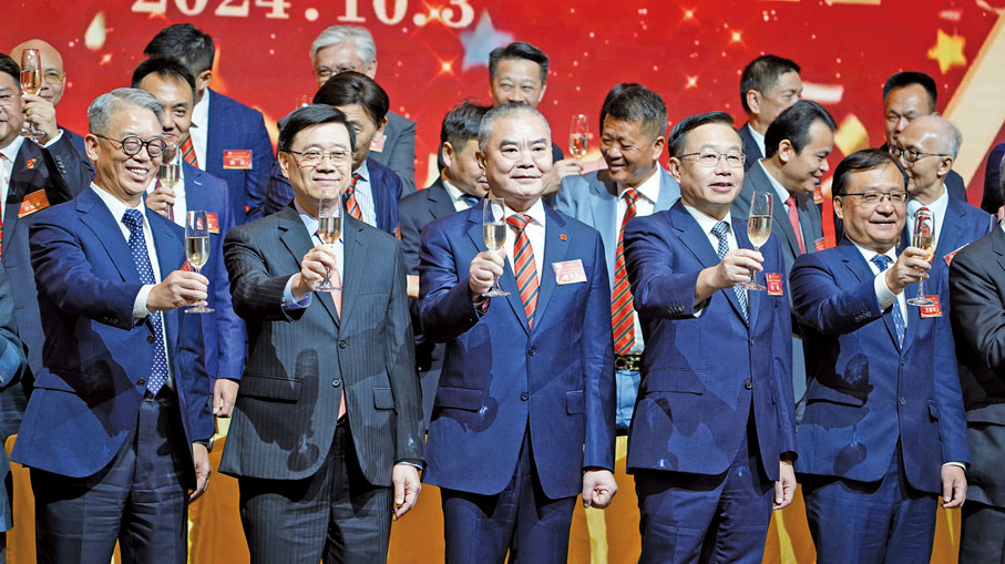 ●今年10月3日，香港福建社團聯會舉行慶國慶晚宴，施清流表示，聯會將繼續發揮橋樑紐帶作用，加強與特區及家鄉政府的聯系與合作。