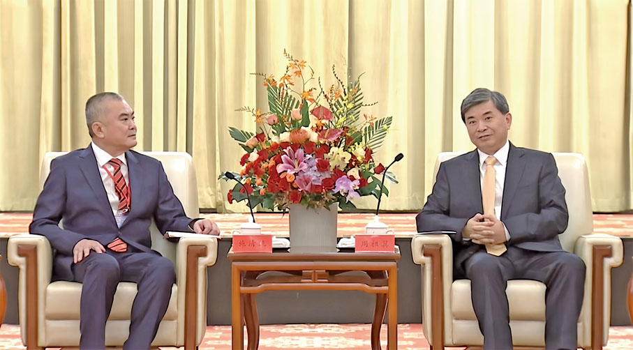 ●香港福建社團聯會是溝通內地與香港的橋樑紐帶。今年9月，施清流帶領香港福建社團聯會百人回鄉訪問團赴福建參觀訪問，受到省委書記周祖翼、省長趙龍等領導的隆重接待。圖為福建省委書記、省人大常委會主任周祖翼（右）會見以施清流為團長的香港福建社團聯會回鄉考察訪問團。