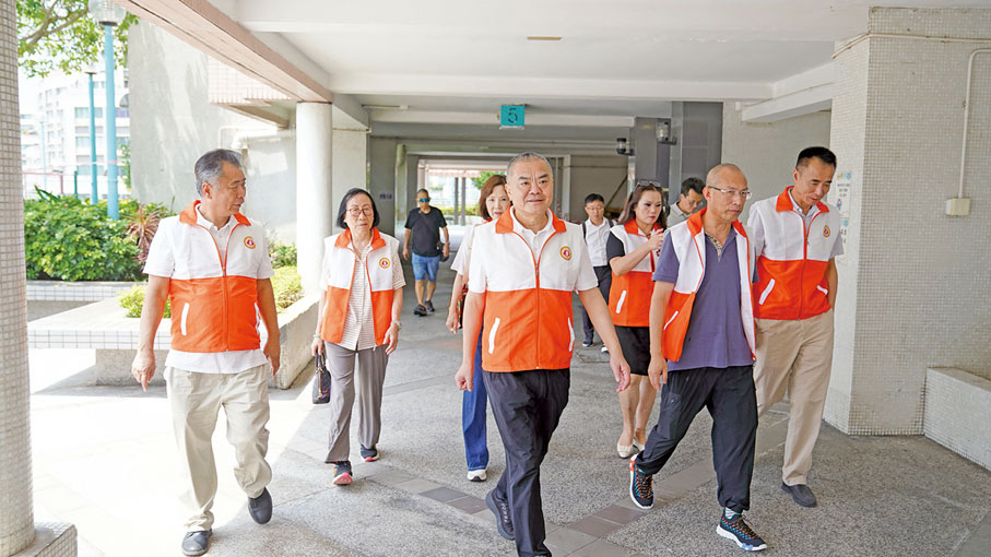 ●香港福建社團聯會常年堅持開展「走進社區 關愛鄉親」活動，已經成為香港福建社團聯會的公益品牌。每逢佳節，施清流等社團領袖都會到市民家中噓寒問暖，傳遞愛心。圖為今年中秋節落區走訪活動，施清流帶領香港福建社團聯會各分會繼續進行家訪送溫暖活動，看望基層鄉親。