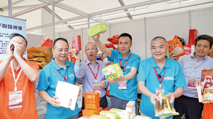 ●今年10月25日至29日，香港福建社團聯會與全港28個省級同鄉社團再度聯手，在沙田公園成功舉辦慶國慶家鄉市集，獲得圓滿成功。圖為同鄉社團代表、全國政協委員、香港福建社團聯會主席施清流宣布慶祝中華人民共和國成立75周年巿集正式開始。