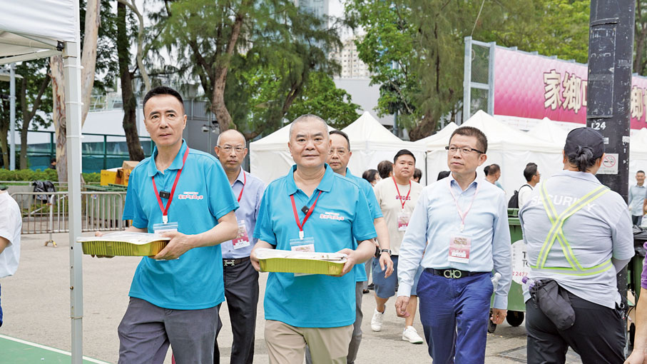●今年6月1日至5日，28個省級同鄉社團聯合舉辦家鄉市集嘉年華。圖為施清流攜一眾社團領袖為工作人員、義工等送四果湯解暑。