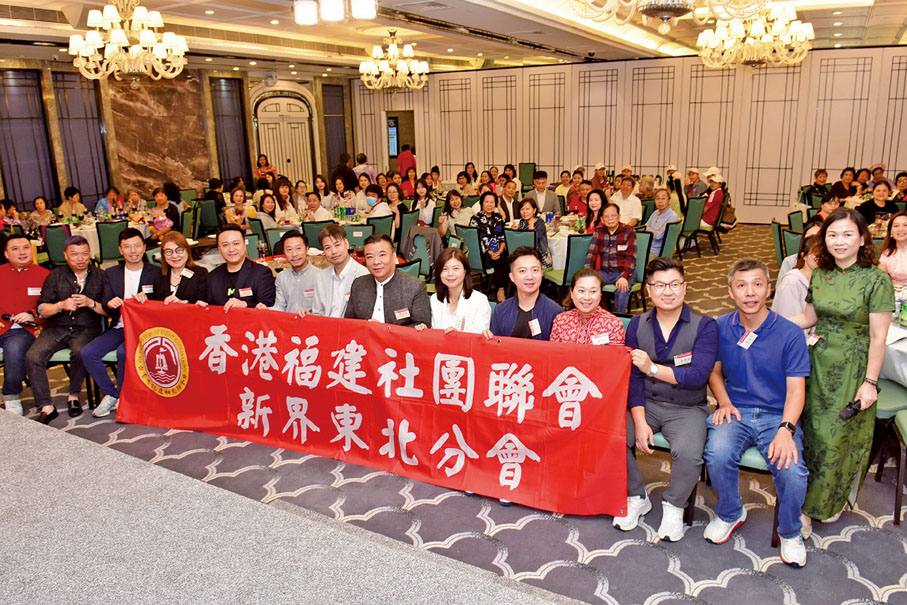 ●10月26日，陳曉津出席香港福建社團聯會新界東北分會義工嘉許禮活動。