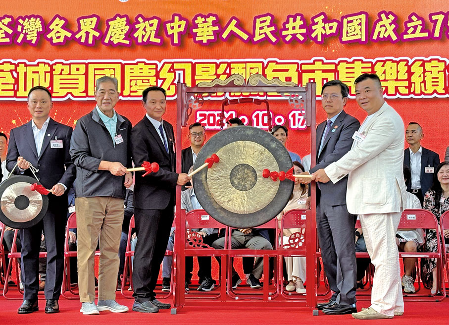 ●10月21日，陳曉津出席「魅力荃城賀國慶 幻影飄色市集樂繽紛」啓動禮。