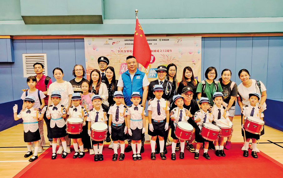 ●10月11日，陳曉津出席荃灣各界慶祝國慶委員會舉行慶祝國慶75周年親子同樂日。