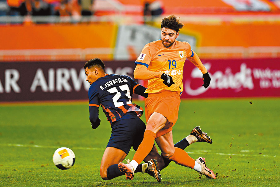 ●山東泰山隊球員澤卡（右）在比賽中射門得分。  新華社