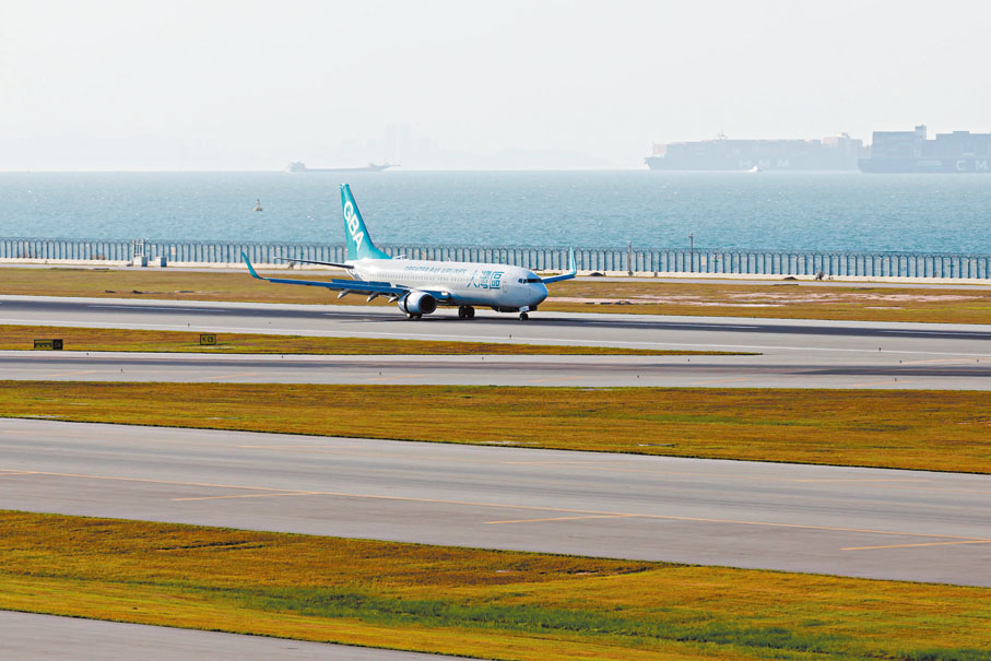●大灣區航空客機在北跑道降落。 機管局供圖