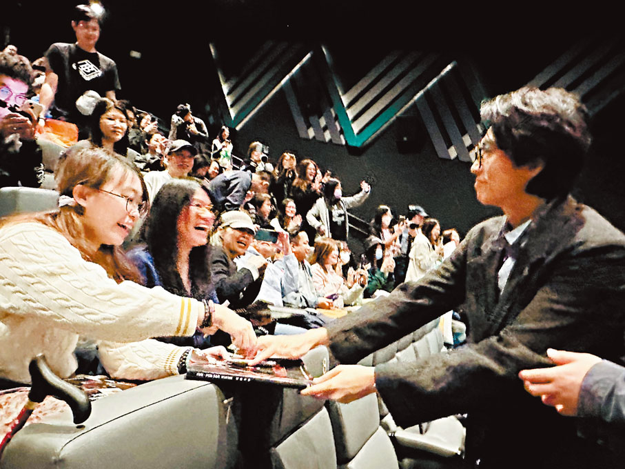 ●早前《破·地獄》謝票，黃子華為影迷簽名。