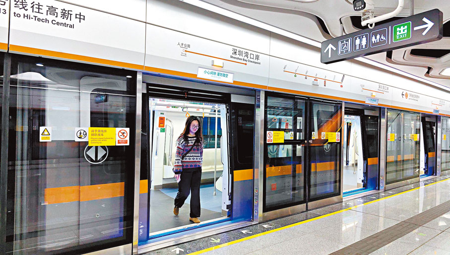 ●13號線深圳灣口岸站站台及列車車廂內景。香港文匯報記者郭若溪  攝